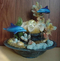 TLGr062L   Фонтан с помпой:   Дельфины и кораллы, раковина, шарик, подсветка