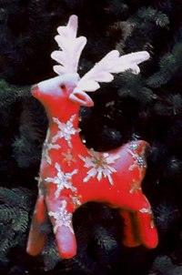 TLN1482   Игрушечный олень в снежинках, красный  Декорация   Н*L*W=26*6*17